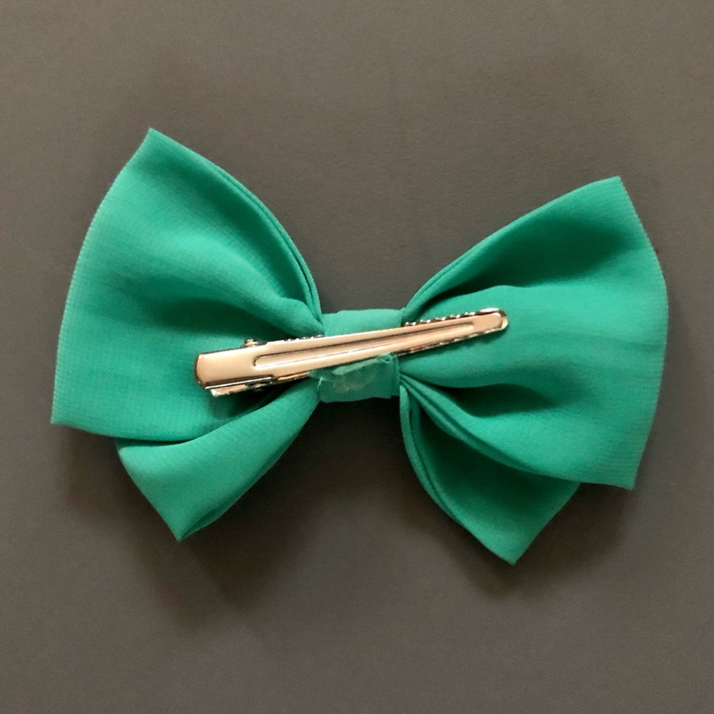 Claire’s Large Green Bow Hair Clip - Picture 2 of 2